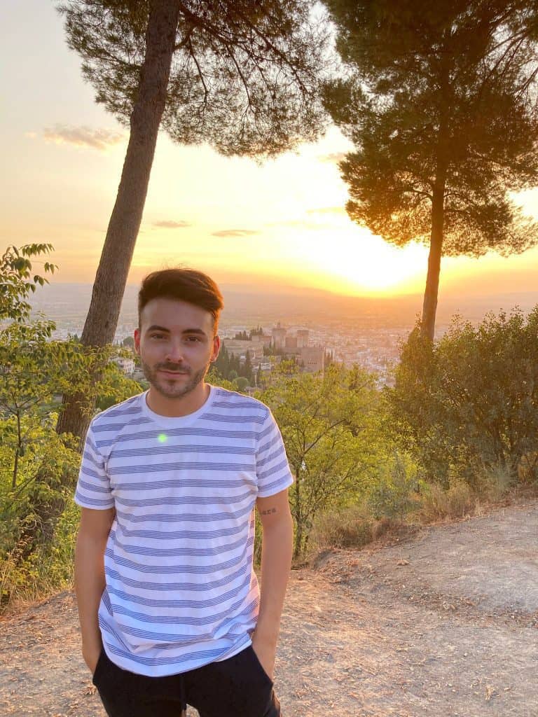 Miguel, profesor que forma parte del equipo de SPANISH TEACHER CARLA que ayuda a aprender español